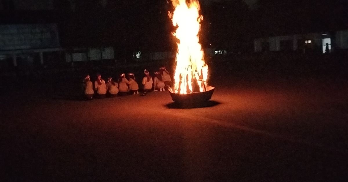 Acara Api Unggu Serta penampilan Kreasi seni santri mewarnai Malam terakhir Santri Camp 2026.