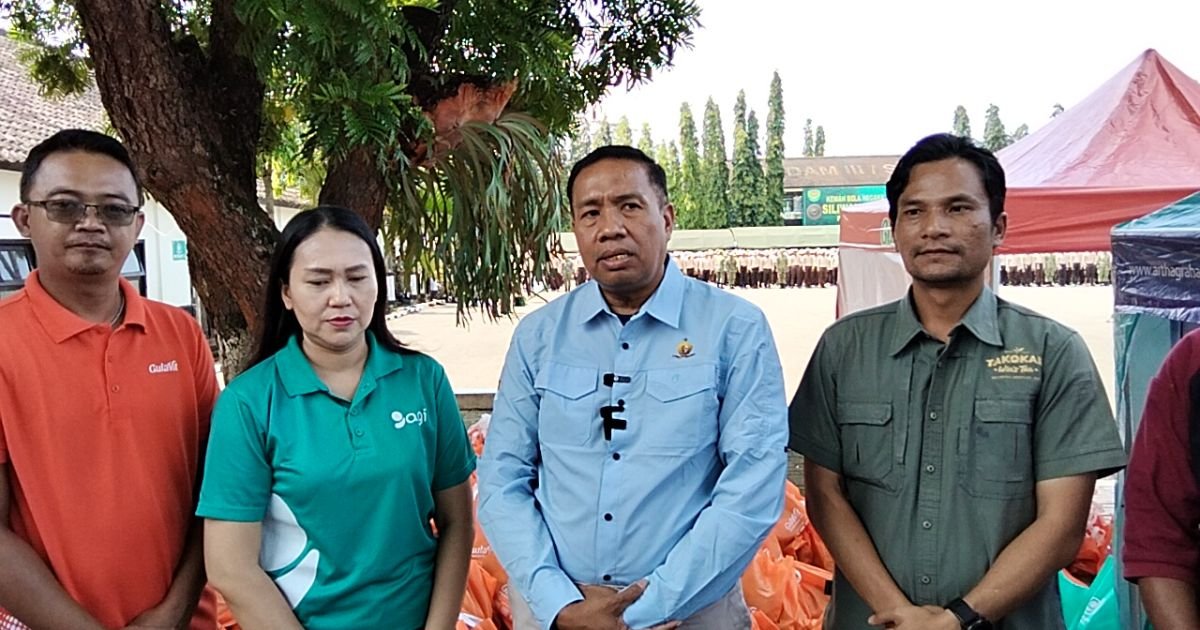 Panitia kegiatan Siliwangi Santri Camp (SSC) 2026 Didukung pihak Sponsor berikan Bingkisan kepada santri.