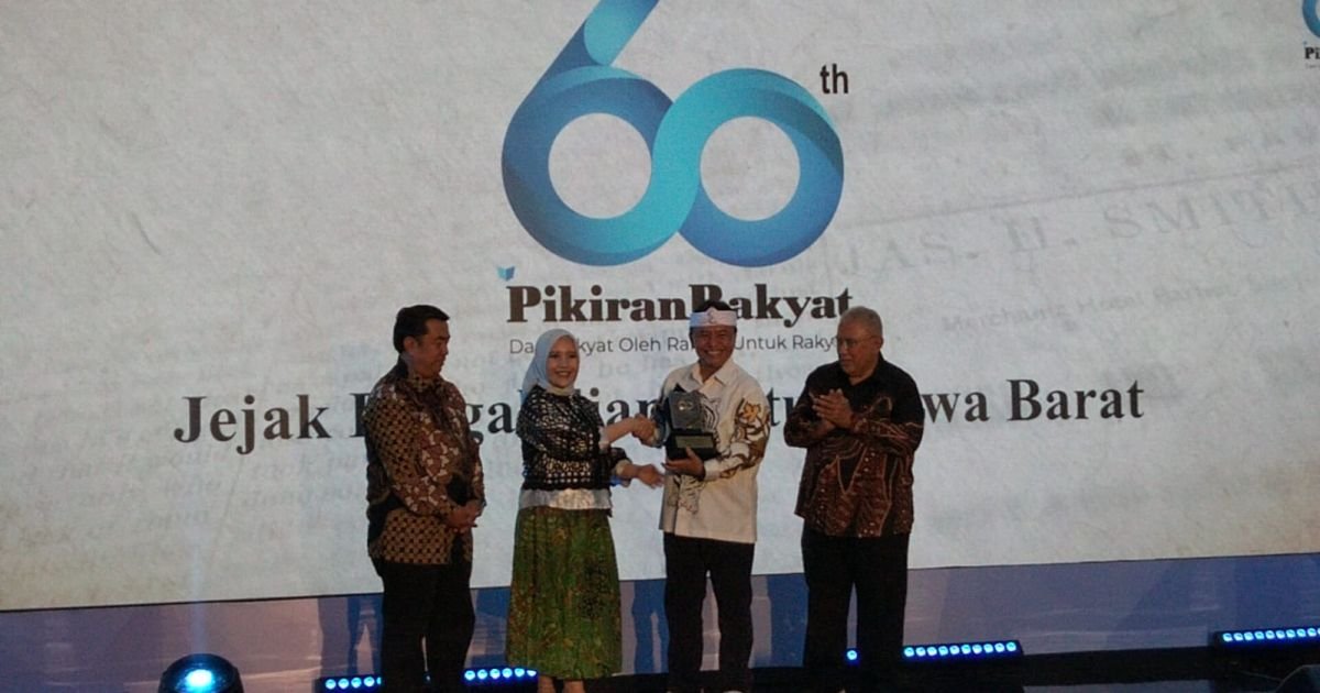 Pangdam III Siliwangi mendapatkan penghargaan Dalam Acara Perayaan 60 Tahun Pikiran Rakyat.