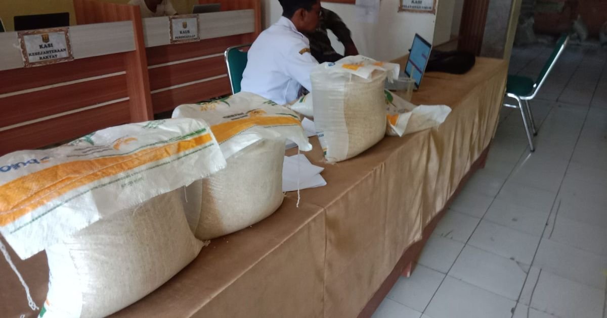 Pemdes Muara Dua Salurkan Bantuan Pangan: Tiap KPM Terima 2 Karung Beras dan 4 Kantong Minyak