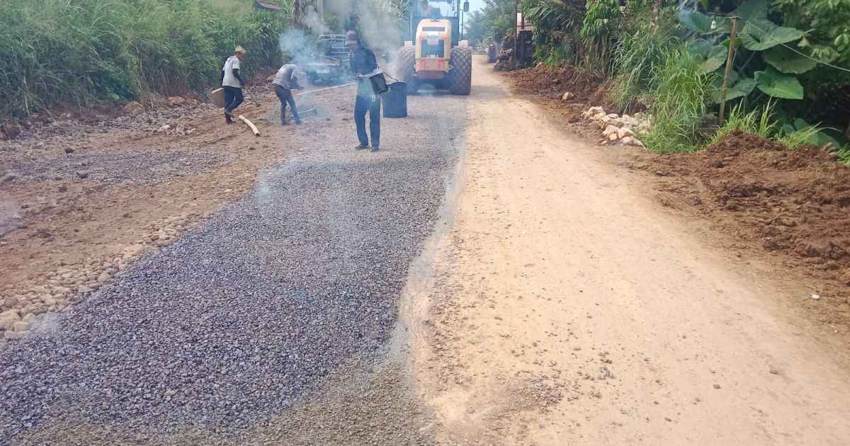 Mandiri dan Peduli: CV Alfharizky Rampungkan Perbaikan Jalan Kp. Legoknyenang