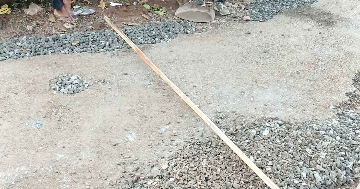Pengaspalan Jalan Desa di Ruas Ranca Erang Desa Cikakak Tingkatkan Akses Warga
