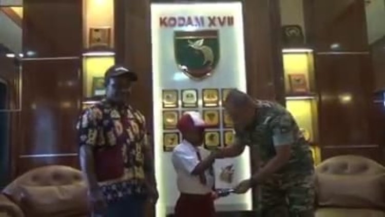 Pangdam XVII/Cenderawasih Beri Penghargaan Kepada Anak SD di Papua Karena Beri Penghormatan Kepada Iring-iringan Rombongan Presiden Jokowi