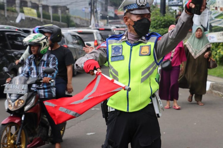 Jaga Kelancaran Arus Lalin, Personil Polres Bogor Gelar Pengaturan Dan Pengamanan di Sepanjang Jalur Puncak