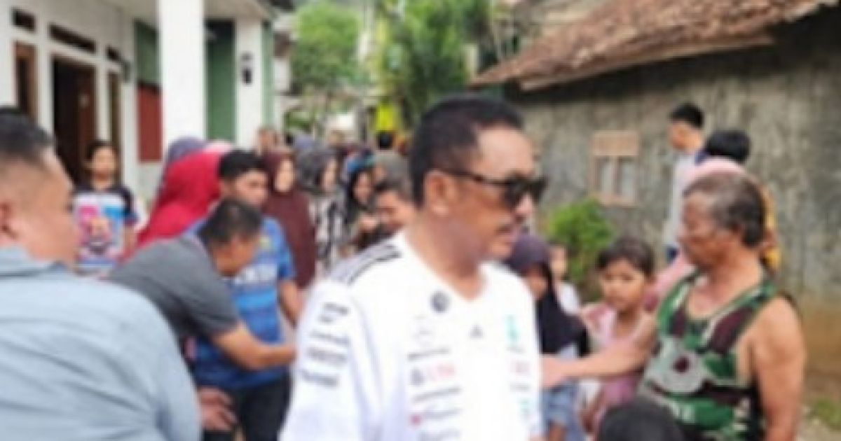 Bupati Sukabumi terjun langsung Ke Warga Kampung Susukan Terkejut, Bagikan Daging Kurban.