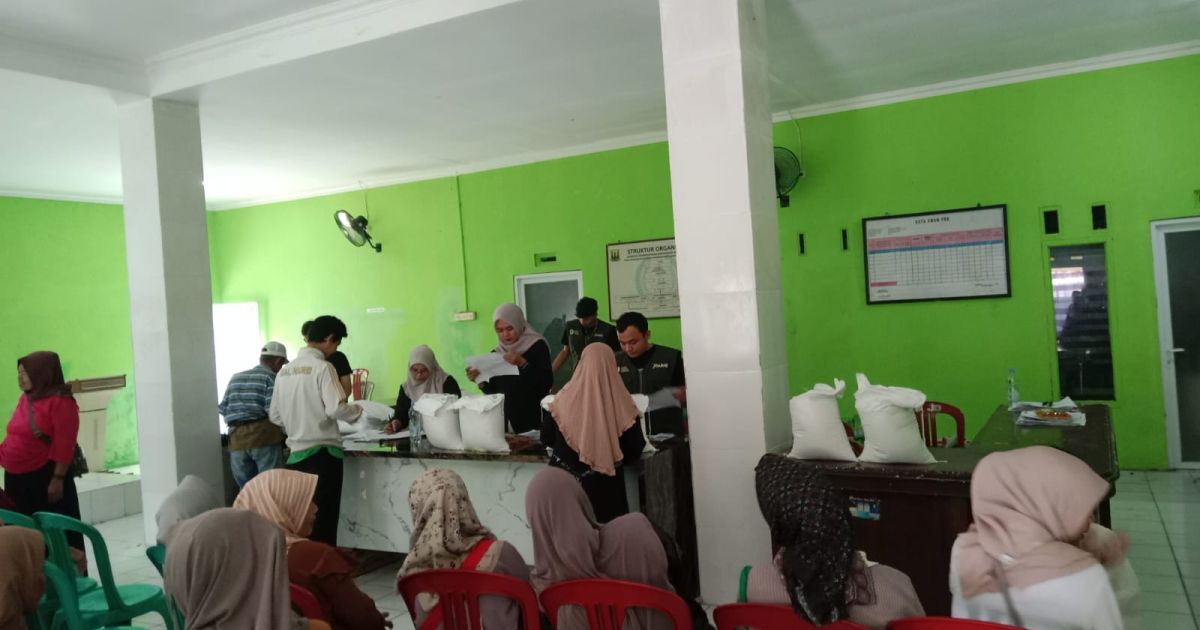 Salurkan Bantuan Beras dan Minyak, Pemdes Cikujang Sasar 799 KPM