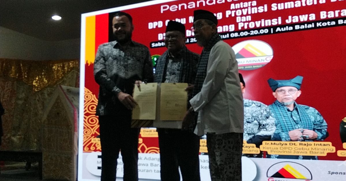 Rocky Gerung: “Bukan Budaya, tapi Pikiran” Jadi Sorotan di Pelantikan Gebu Minang Jabar*