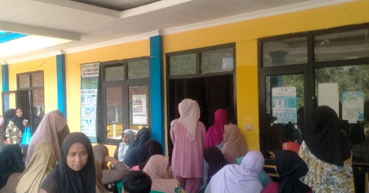 535 KPM Desa Gandasoli Terima Bantuan Beras dan Minyak Goreng dari Pemerintah