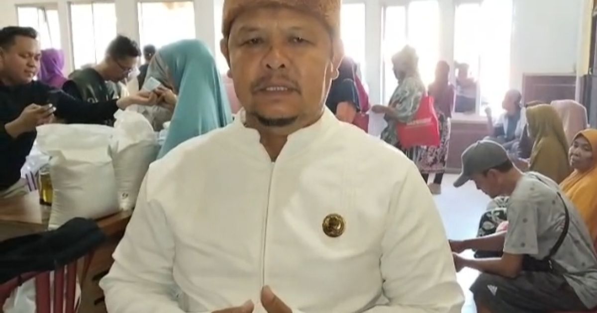 Pembagian Bantuan Pangan Berupa Beras dan Minyak Goreng di Desa Cikahuripan Disambut Antusias Ribuan Warga