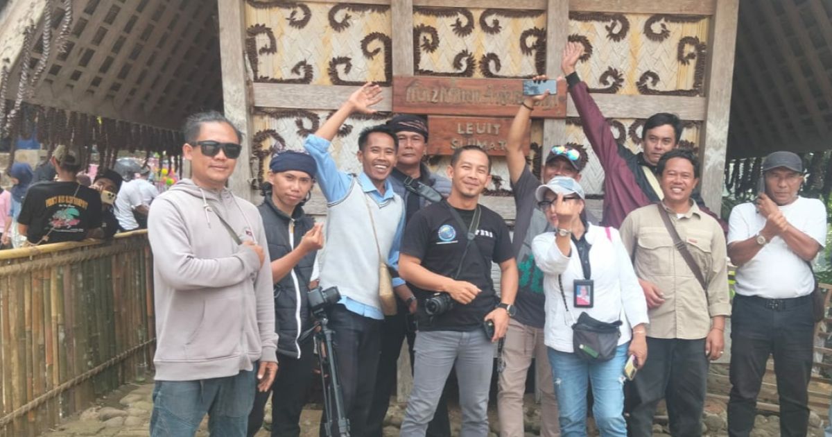 Ikatan Kebersamaan Jurnalis Sukabumi Palabuhanratu Turut Meriahkan Seren Taun ke-447 Kasepuhan Sinar Resmi