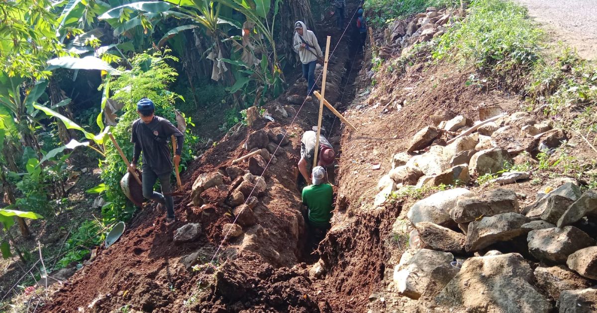 Tingkatkan Infrastruktur dan Keamanan Jalan, Pemkab Sukabumi Mulai Proyek TPT Ruas Mangkalaya-Cibentang