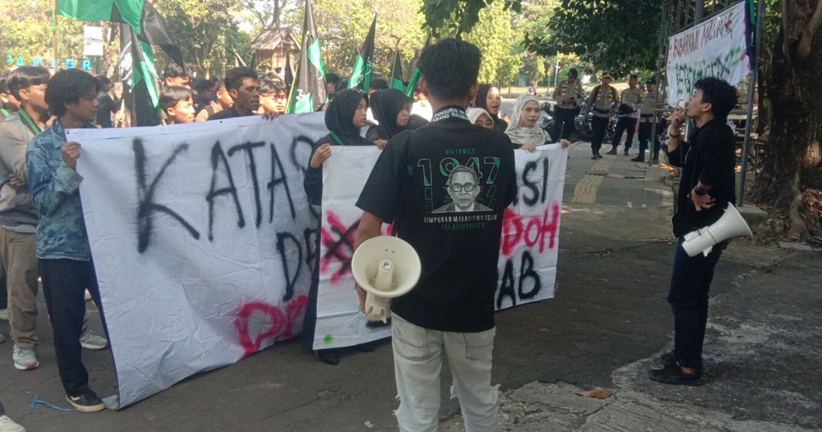 HMI Cabang Sukabumi  menggelar aksi unjuk rasa di depan Gedung DPRD Kab. Sukabumi