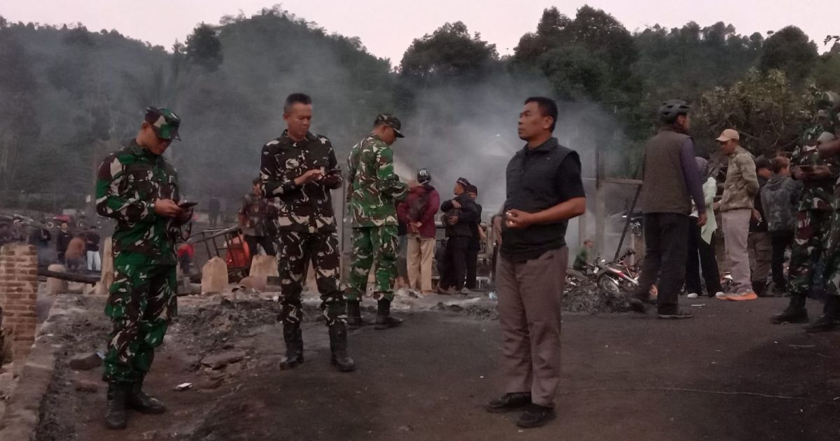 Kebakaran Kasepuhan Cipta Mulya, Kodim 0622/Kab. Sukabumi Tembus Medan Terjal Kirim Armada Pemadam dan Evakuasi Warga