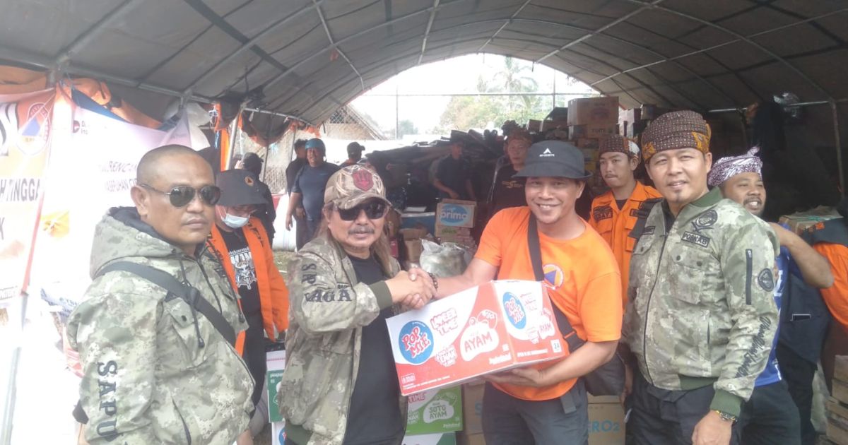 POSKAB LASKAR SAPU JAGAT KABUPATEN SUKABUMI SALURKAN BANTUAN SEMBAKO UNTUK WARGA CIPTAMULYA